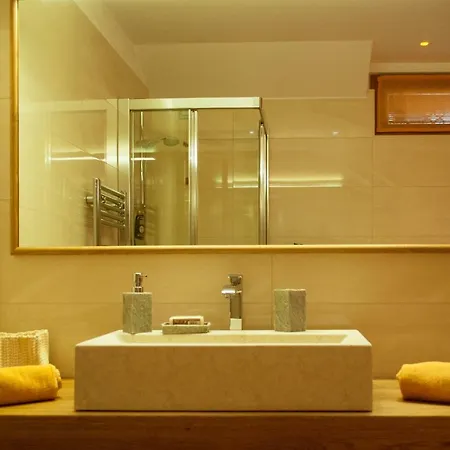 Corte Antica Con Splendida Jacuzzi דירה